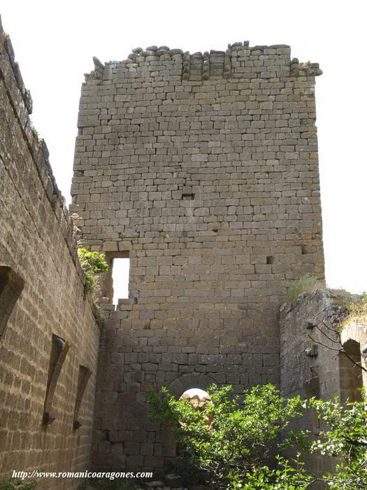 INTERIOR DE LA NAVE ALARGADA GÓTICA HACIA EL OESTE